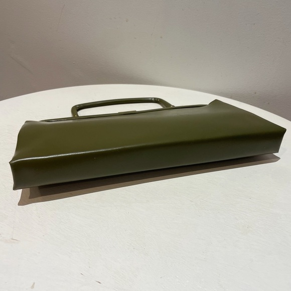 SOLD🚫Vintage 60s Pea Green Vinyl Top Handle/Clutch with Gold Tone Clasp - Picture 7 of 12